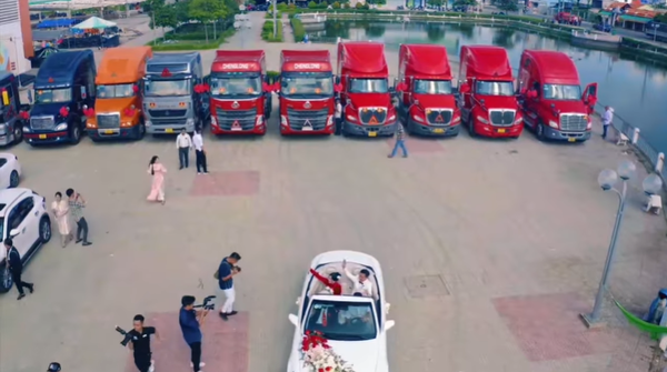 Đoạn video và hình ảnh liên quan tới đám cưới thu hút sự chú ý của nhiều người. Hàng chục nghìn lượt xem, chia sẻ và bình luận chúc phúc cho vợ chồng đến từ cộng đồng mạng: