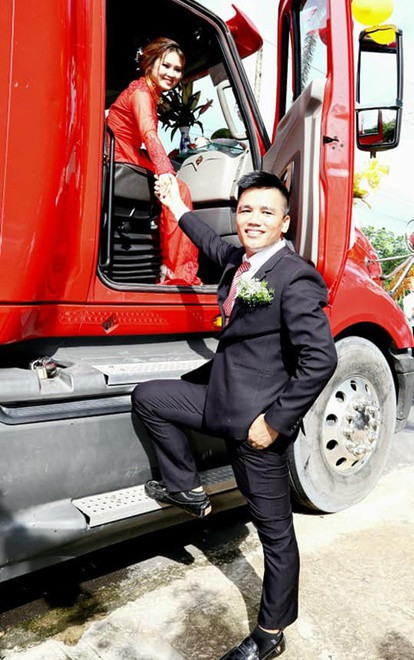 Cách đây chưa lâu, một cặp đôi cũng chọn xe đầu kéo để rước dâu.