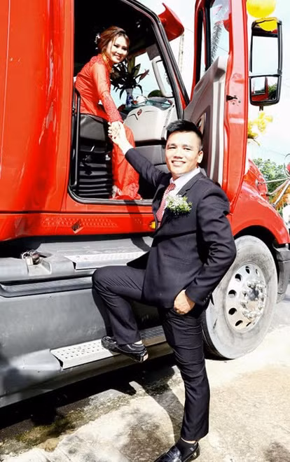 Cách đây chưa lâu, một cặp đôi cũng chọn xe đầu kéo để rước dâu.