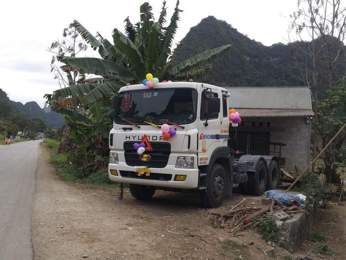 Do đặc thù công việc làm nghề sửa ô tô, thường xuyên đi cứu hộ xe đầu kéo, xe tải trên các tuyến quốc lộ 3 và quốc lộ 4 nên chú rể quen biết rất nhiều lái xe.