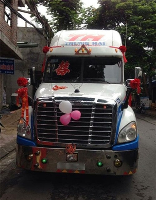 Mỗi chiếc xe đầu kéo đều được trang trí bóng bay