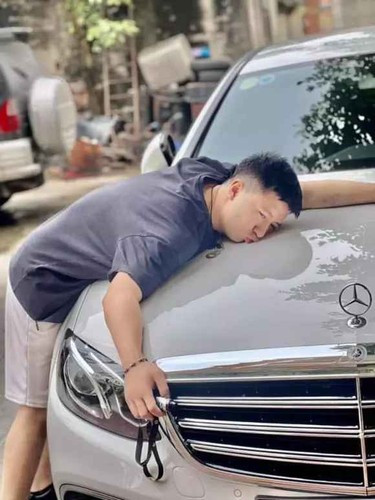 Nhưng đó chỉ là phán đoán của netizens bởi thời gian qua Trọng Hưng chưa từng để lộ bằng chứng hẹn hò với bất cứ cô gái nào.