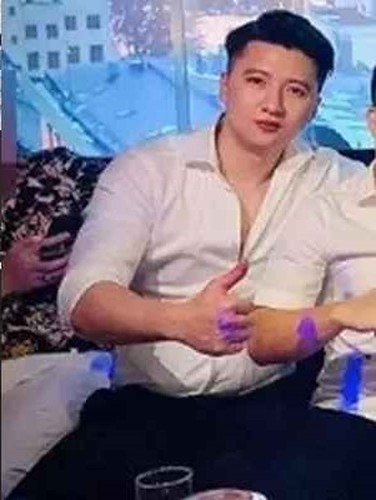 Cụ thể, trong những hình ảnh đăng tải, người theo dõi phát hiện nam đạo diễn để râu. Việc nuôi râu khiến Trọng Hưng bị nhận xét trông "dừ" hơn hẳn bình thường.