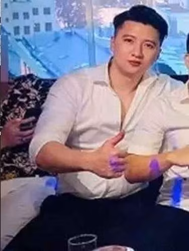 Cụ thể, trong những hình ảnh đăng tải, người theo dõi phát hiện nam đạo diễn để râu. Việc nuôi râu khiến Trọng Hưng bị nhận xét trông "dừ" hơn hẳn bình thường.