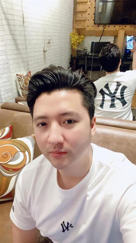 Đặc biệt mới nhất, trong một lần tụ tập bạn bè, ở bức hình selfie, chồng cũ Âu Hà My để lộ hình ảnh một cô gái giấu mặt đang tựa đầu vào vai mình.