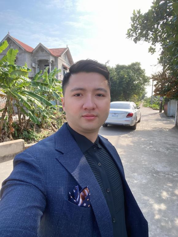 Kể từ khi ly hôn với Âu Hà My, Nguyễn Trọng Hưng dành toàn thời gian cho công việc. Thỉnh thoảng, anh cũng đăng ảnh tụ tập, đi chơi cùng bạn bè thân thiết.