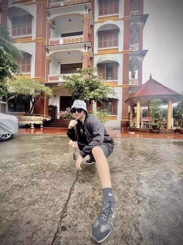 Trước đó, hậu ly hôn nữ giảng viên Âu Hà My được vài tháng, anh cũng từng để lộ thân hình phát tướng, bụng bia vượt mặt với cân nặng chạm 90 kg.