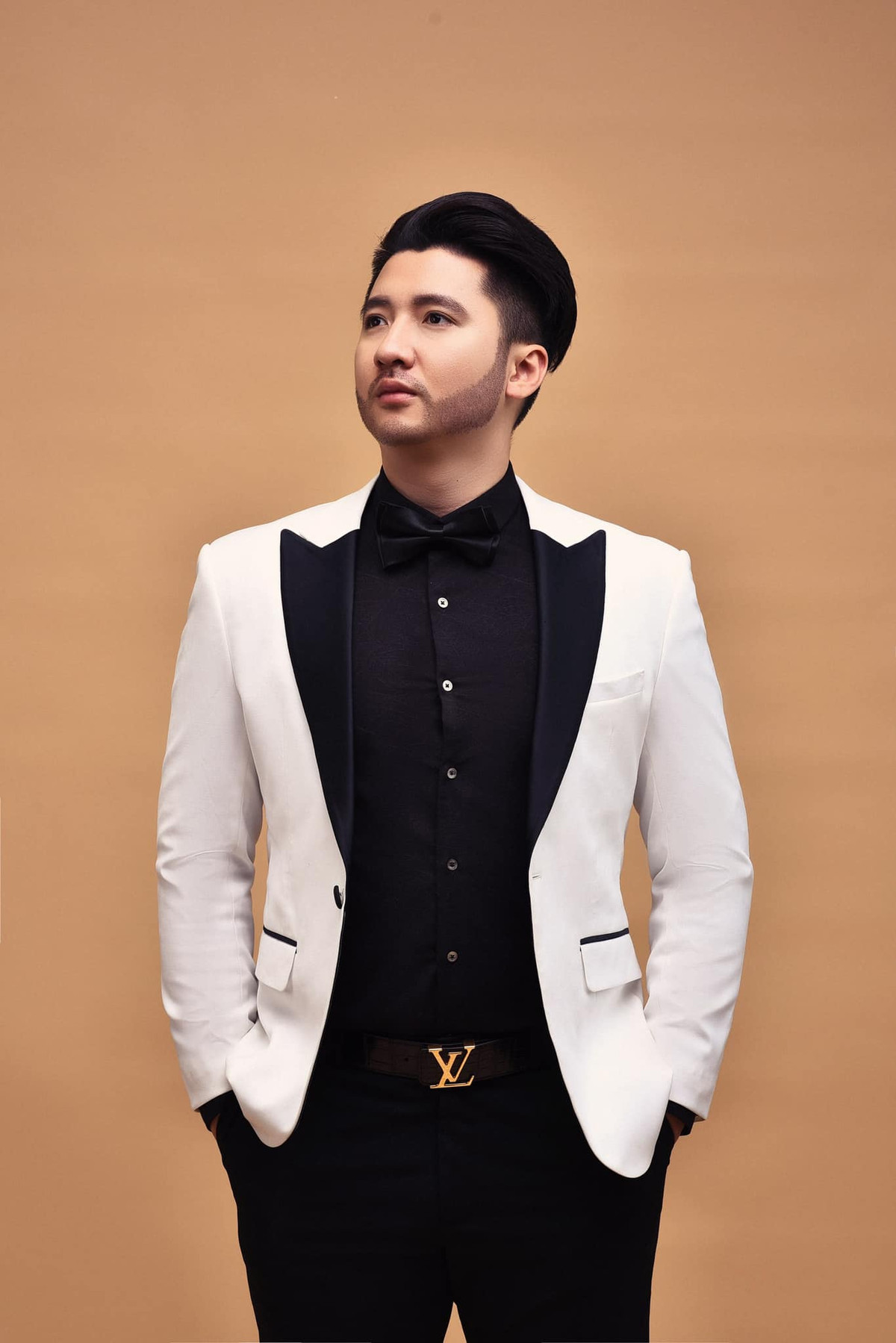 Không lâu sau đó, Trọng Hưng đến phòng tập để lấy lại vóc dáng khi xưa. Ngoài ăn uống kiêng khem, 9X còn tích cực tập luyện.