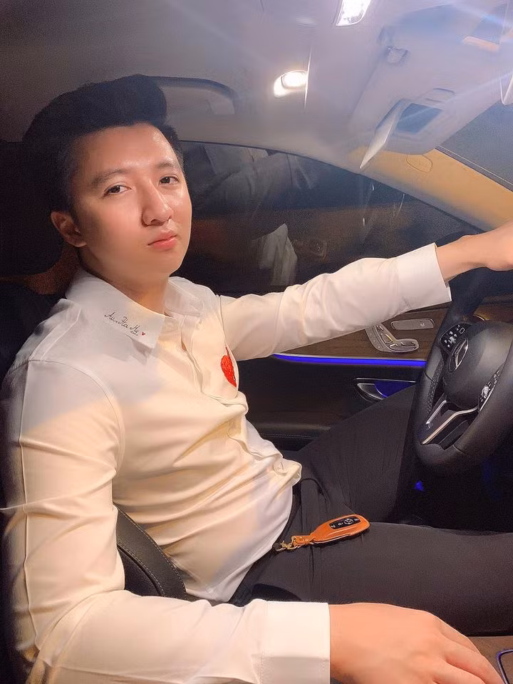 Trọng Hưng từng được nhiều bạn trẻ biết đến khi vào vai Hưng "Chim én” trong bộ phim học trò Bộ Tứ 10A8. Nam diễn viên còn tham gia diễn xuất trong nhiều phim khác như Tìm Lại, Lột Xác, Đi Qua Mùa Hạ,...