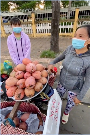 Theo lời chàng trai, một trái xoài này đã có trọng lượng lên đến 1kg, xoài này không thiên về vị chua hay ngọt nên ăn muốn ngon hơn phải chấm kèm muối ớt.