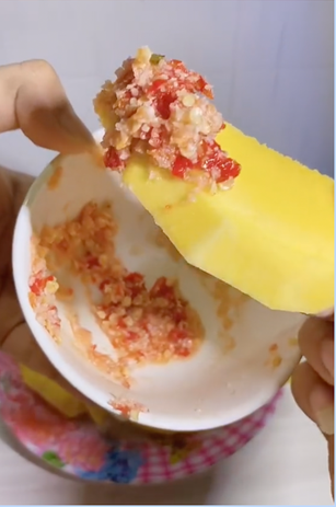 Theo tìm hiểu, đây là xoài Ngọc Vân, hay nhiều người còn nói cho lẹ là xoài Đài Loan.