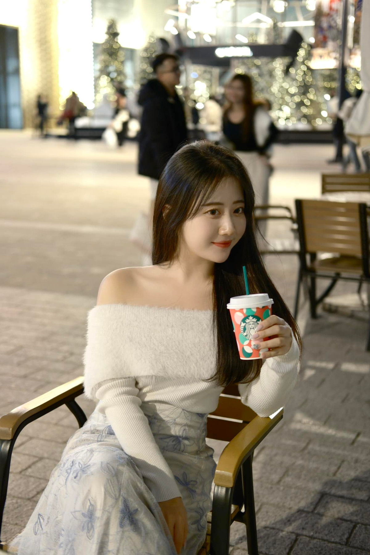 Động thái này của cô giáo xinh đẹp khiến nhiều anh em phấn khởi, nuôi hy vọng có thể chinh phục trái tim người đẹp.