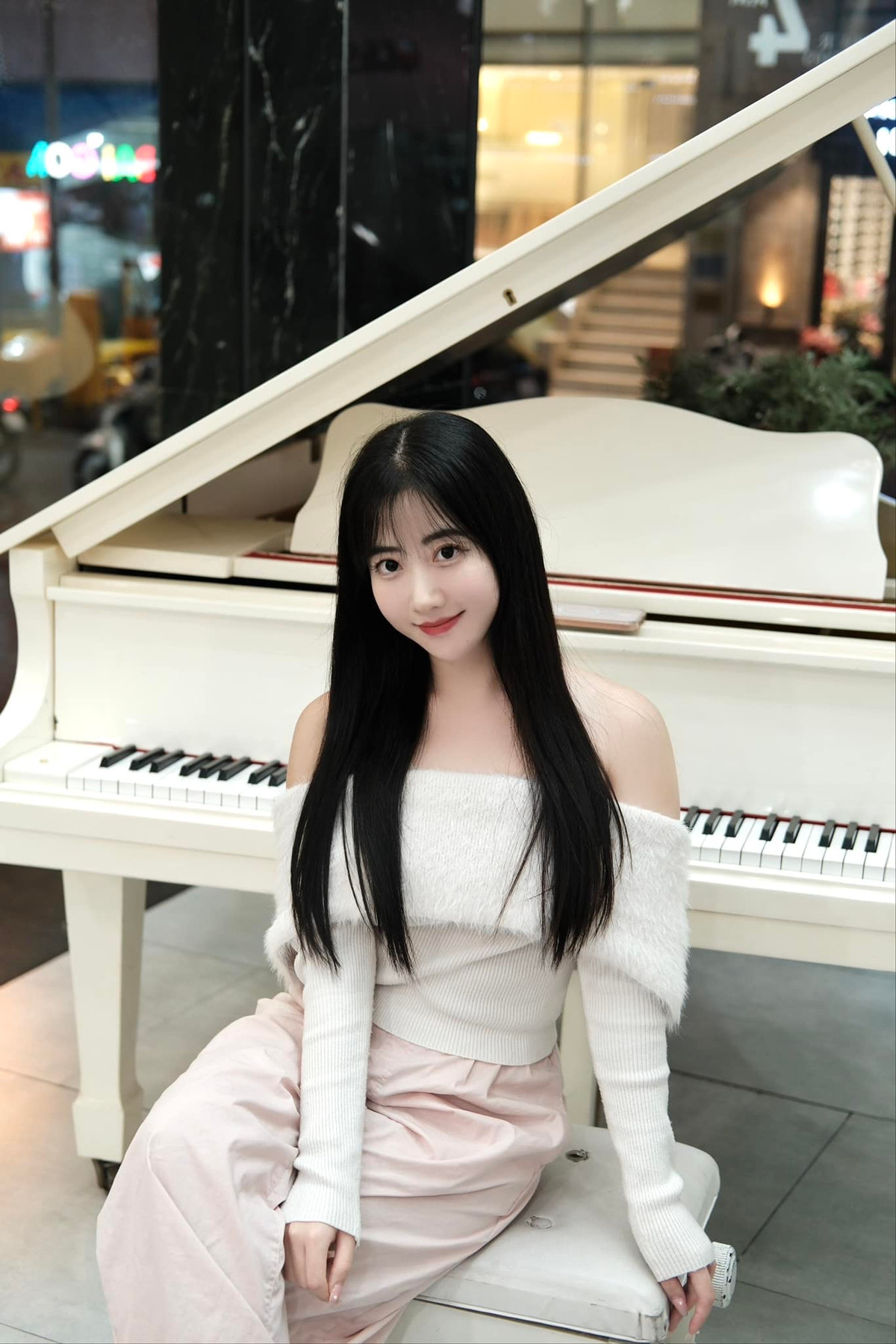 Cô giáo tiếng Nhật còn phát tín hiệu: "NÓNG: Phát hiện dàn gái xinh đổ bộ chùa Hà để cầu duyên, kêu gọi các nam thanh niên chưa vợ khẩn trương đến giải cứu!".