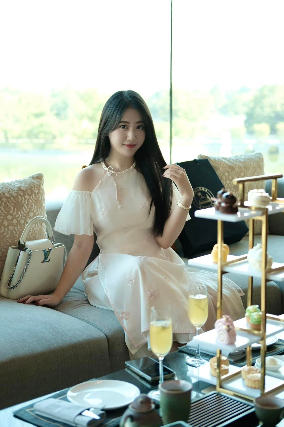 Bên dưới bình luận, nữ giáo viên này còn "thành tâm" hy vọng có thể sớm đăng tải hình "lễ tạ".