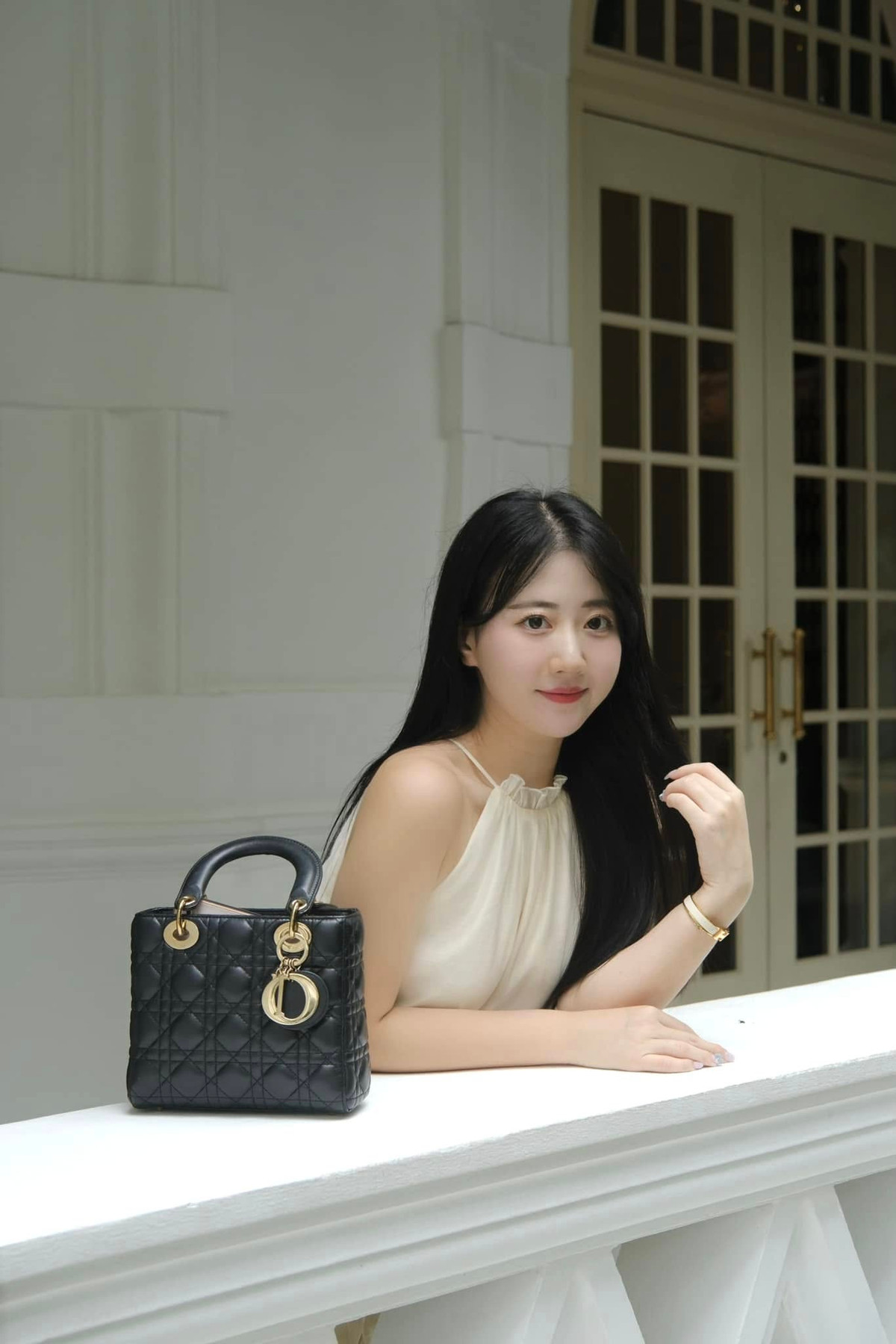 Bên cạnh những khoảnh khắc thanh lịch trên giảng đường, cô giáo Sao Mai còn khiến nhiều người mê mẩn bởi loạt ảnh khoe body "10 điểm không có nhưng".
