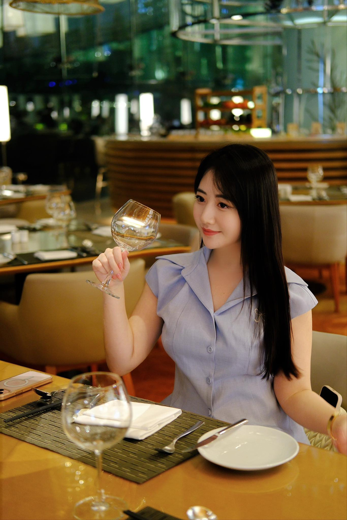 Không chỉ xinh đẹp, tài năng, thanh lịch, được sinh viên yêu quý, bước xuống dưới giảng đường, nữ giảng viên khiến dân tình bất ngờ với loạt ảnh khoe body "bốc lửa" cuốn hút.