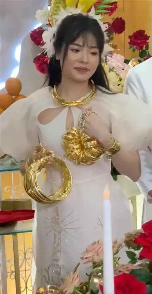 Được biết, vì M.L là cô con gái duy nhất của gia đình. Chính vì vậy, bố mẹ cô dâu muốn dành nhiều tình cảm cũng như vật chất để dành trọn cho cô con gái. Và cuốn sổ đỏ là một trong số đó. Ảnh minh họa.