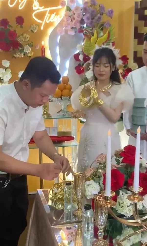 Bên cạnh gây chú ý với số của hồi môn khủng, cô dâu còn khiến người xem bất ngờ khi nhún nhảy ngay tại lễ cưới, khi gia đình hai bên đang ngồi lại để tiến hành những nghi thức cho một đám cưới truyền thống. Ảnh minh họa.