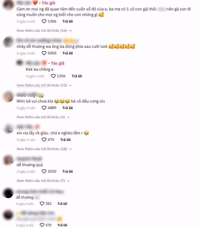 Như bao lễ cưới khác, cặp đôi cũng tiến hành làm lễ gia tiên và nhận của hồi môn từ gia đình nhà gái. Trong niềm vui ngập tràn, cô dâu M.L nhún nhảy "khoe" chiếc sổ đỏ nặng tay được chính bố mẹ ruột trao cho.