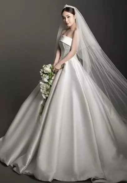 Cụ thể, tài khoản M.L cũng chính là cô dâu đã đăng tải một đoạn clip ghi lại khoảnh khắc dễ thương trong lễ cưới của mình.