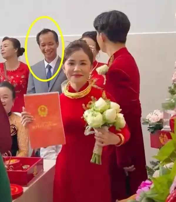 Bên cạnh cô dâu, chú rể mỉm cười ấm áp với ánh mắt trìu mến dành cho người phụ nữ của cuộc đời mình.