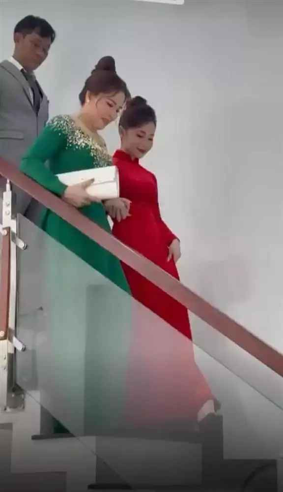 Theo đó, cô dâu thuỳ mị, nền nã trong bộ áo dài đỏ, trên tay cầm bó hoa sen để lộ niềm hạnh phúc ngập tràn.