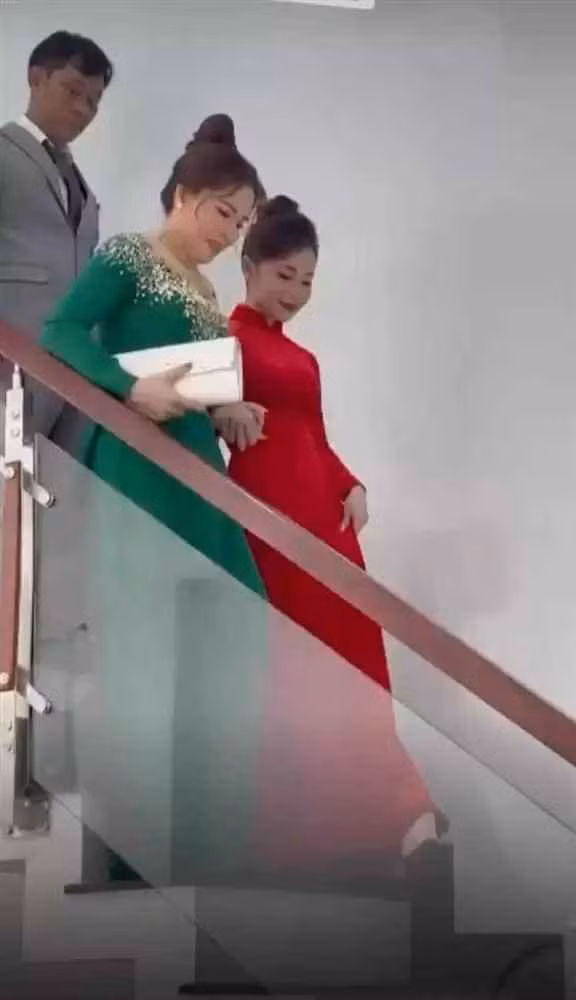 Theo đó, cô dâu thuỳ mị, nền nã trong bộ áo dài đỏ, trên tay cầm bó hoa sen để lộ niềm hạnh phúc ngập tràn.