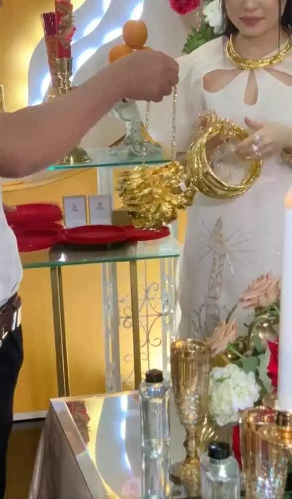 Nói kỹ hơn về điều này, bên dưới phần bình luận, M.L cho biết: "Cảm ơn mọi người đã quan tâm đến cuốn sổ đỏ của mình, ba mẹ mình có một cô con gái nên gả đi cũng muốn cho mọi người biết bố mẹ cho con những gì". Ảnh minh họa.