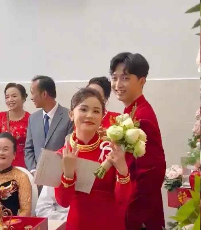 Ngay sau khi đăng tải, đoạn clip đã nhanh chóng nhận về nhiều lượt quan tâm của người dùng mạng xã hội, đa số ai cũng bày tỏ sự ngưỡng mộ và chúc phúc cho nàng dâu mới.