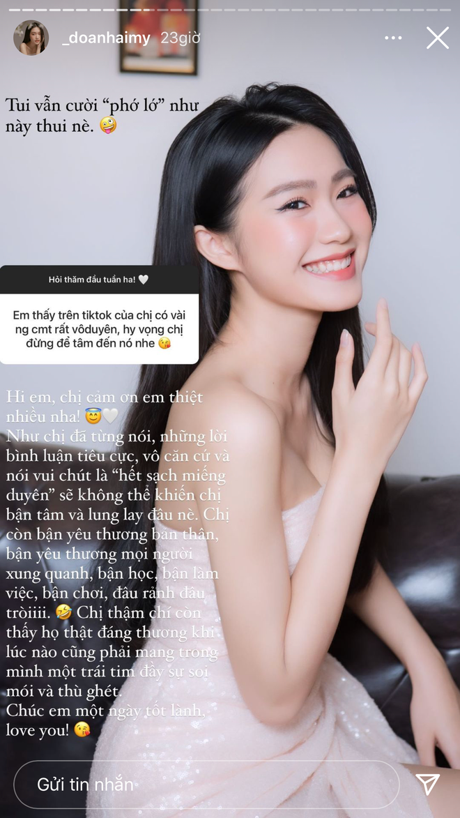 Dù câu hỏi có phần nhạy cảm nhưng bạn gái tin đồn Đoàn Văn Hậu không ngại chia sẻ cách ứng xử của mình trong trường hợp này. Doãn Hải My còn khéo léo tâm sự, chia sẻ quan điểm của mình về chuyện tình yêu, sự hoà hợp khi yêu đương.