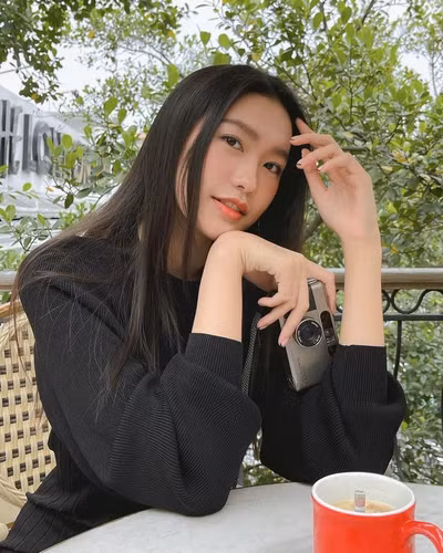 Khi đối phương "chửi", dùng những lời lẽ như thế với em, khiến em cảm thấy hoang mang và tổn thương tới vậy thì liệu họ còn xứng đáng với tình yêu chân thành của em không? Chị mong rằng tình yêu thương của em với bản thân sẽ đủ lớn để giúp em đưa ra lựa chọn đúng đắn". Người đẹp top 10 Hoa hậu Việt Nam 2020 chia sẻ thêm.