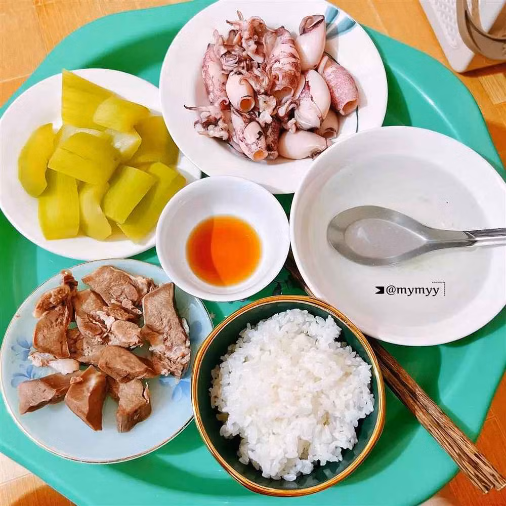 Mặc dù không rành khoản nấu nướng, nhưng mẹ chồng cô vẫn luôn chiều theo sở thích ăn uống của con dâu. Hầu hết sẽ là các món hấp và luộc, vừa dễ ăn lại rất tốt cho phụ nữ sau sinh.