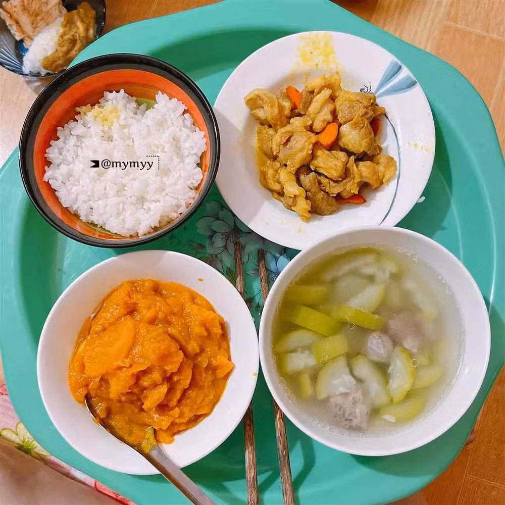 Mới đây trên trang cá nhân, cô nàng có tên Nguyễn My (27 tuổi) đã khiến dân mạng được phen trầm trồ khi khoe mâm cơm ở cữ do mẹ chồng thực hiện.