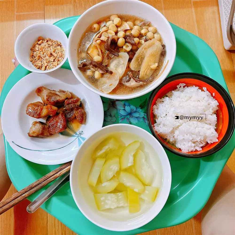 "Thấy mình thiếu sữa sẽ đi hỏi xem ăn gì lợi sữa để nấu, biết mình thích ăn mít mật nên mua liền mấy quả. Ngày nào cũng có ăn và bận như thế nhưng lúc nào cũng tranh thủ vừa bế cháu vừa bán hàng cho em ngủ và nằm cho đỡ đau lưng", mẹ bỉm 9x cho hay.