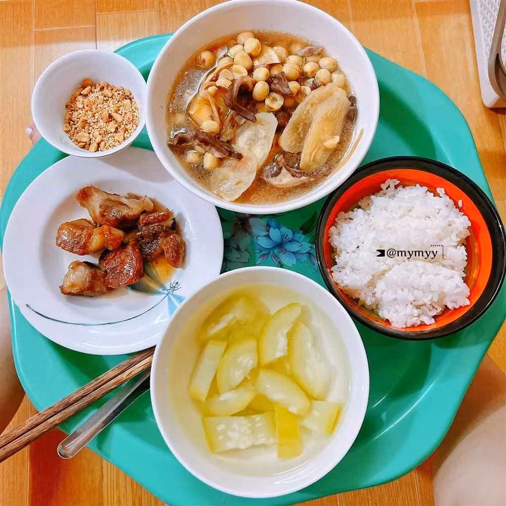 "Thấy mình thiếu sữa sẽ đi hỏi xem ăn gì lợi sữa để nấu, biết mình thích ăn mít mật nên mua liền mấy quả. Ngày nào cũng có ăn và bận như thế nhưng lúc nào cũng tranh thủ vừa bế cháu vừa bán hàng cho em ngủ và nằm cho đỡ đau lưng", mẹ bỉm 9x cho hay.