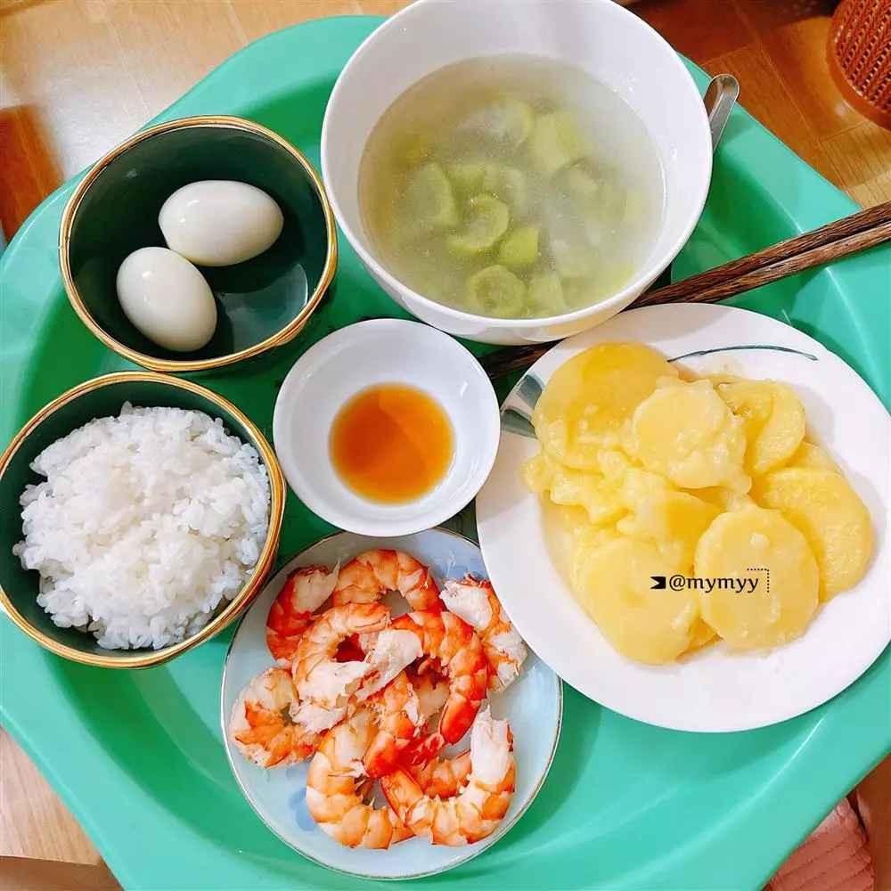 Nàng dâu may mắn này vui vẻ cho hay: "Mỗi buối tối, em chồng mình sẽ vào hỏi 'mai chị ăn gì?', thế là buổi sáng ngủ dậy mình đã thấy có sẵn để ngay ở đầu giường rồi".