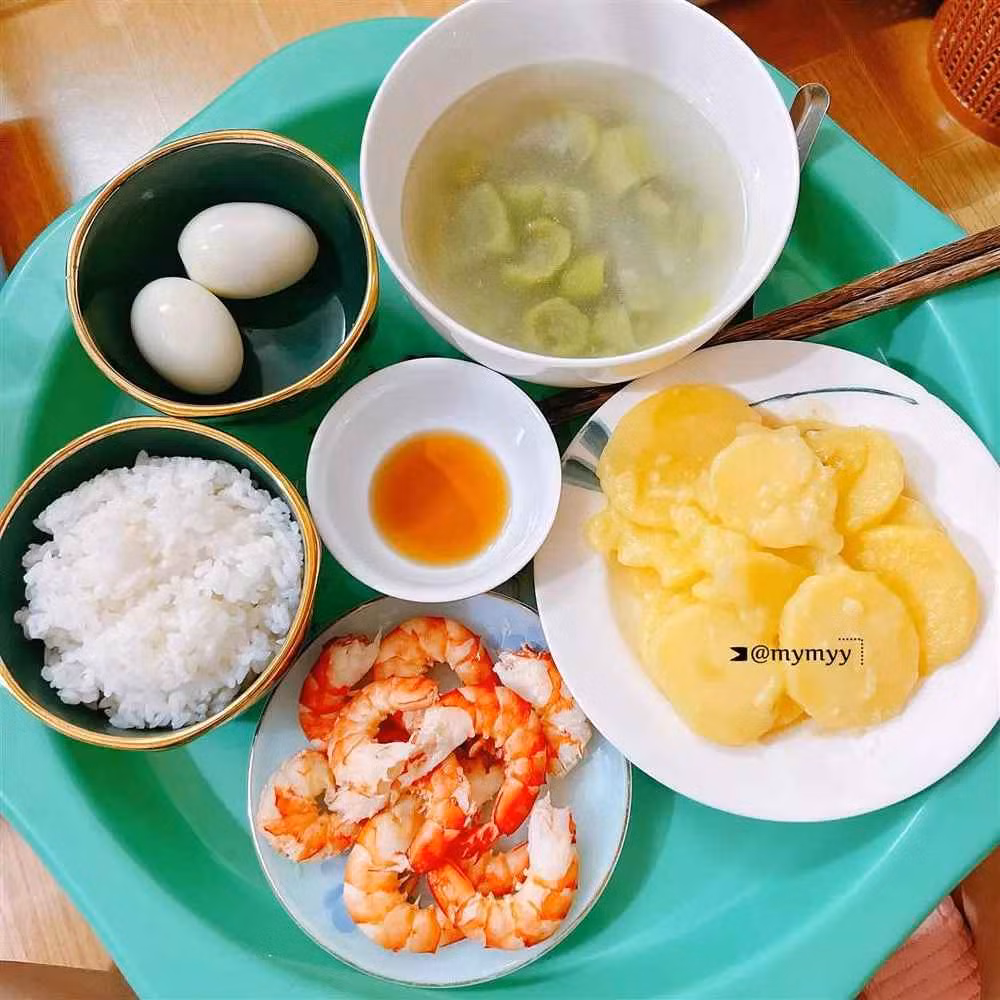 Nàng dâu may mắn này vui vẻ cho hay: "Mỗi buối tối, em chồng mình sẽ vào hỏi 'mai chị ăn gì?', thế là buổi sáng ngủ dậy mình đã thấy có sẵn để ngay ở đầu giường rồi".