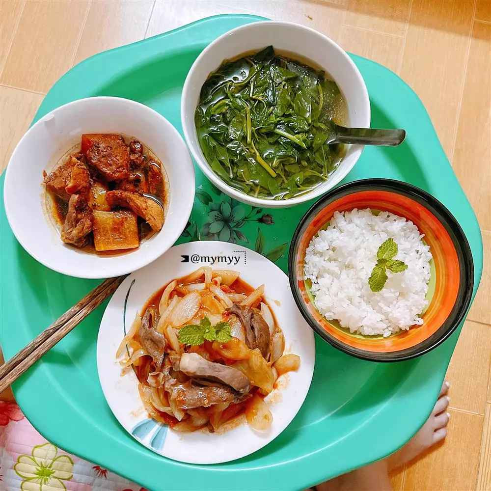 Sau khi chia sẻ lên mạng xã hội, cư dân mạng không khỏi ngưỡng mộ nàng dâu trẻ. Đa số mọi người đều khen cô có phúc khi vào được một gia đình nhà chồng mà ai nấy đều tâm lý và tốt bụng.