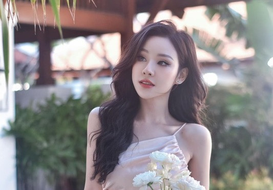 Yến Tatoo đam mê ca hát từ khi còn bé. Thời đi học, 9X tích cực tham gia các hoạt động văn nghệ của trường, lớp. Về sau, cô thỏa niềm đam mê qua các bản cover trên mạng.