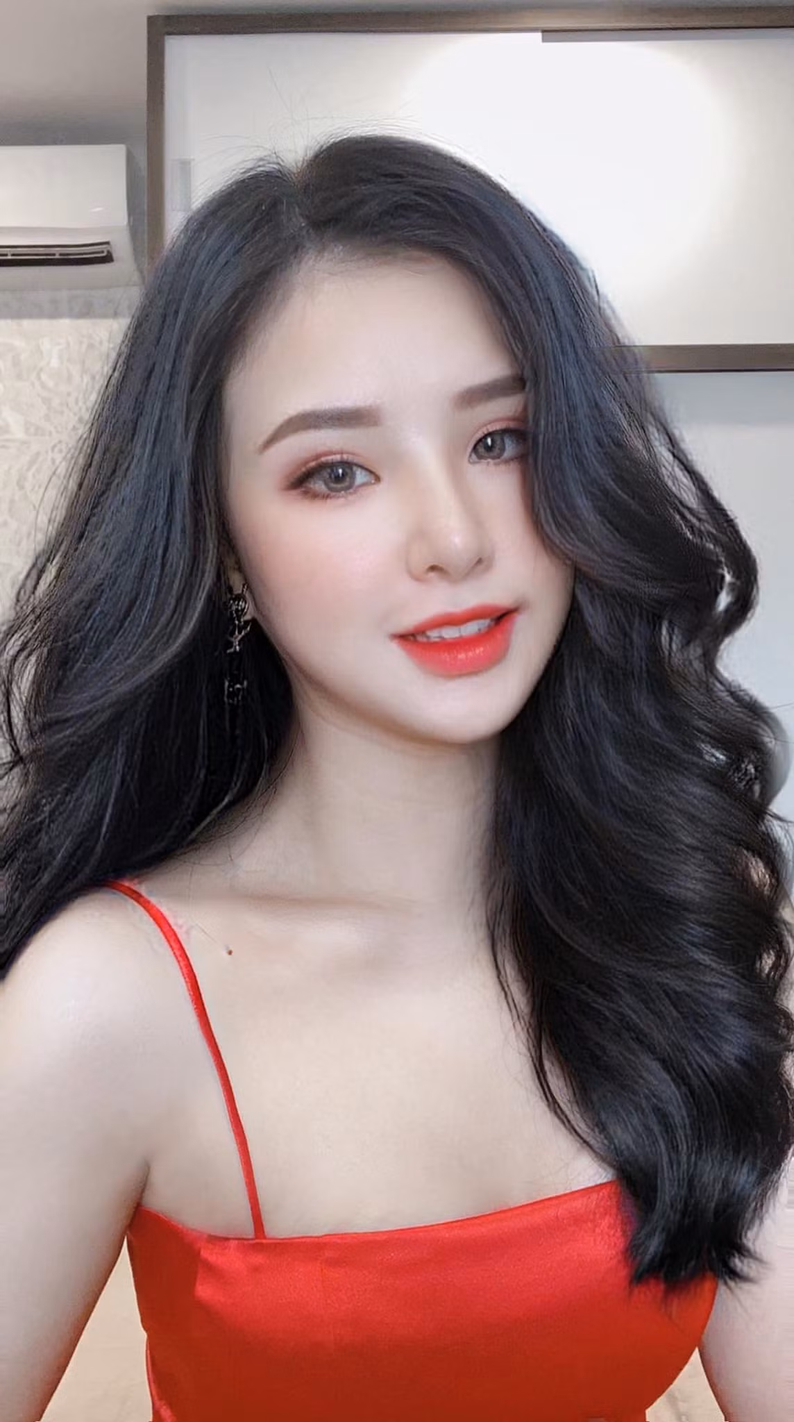 Yến Tatoo tên thật là Lê Hải Yến, cô là ca sĩ hiện được đông đảo khán giả biết đến và yêu mến sau khi cô gây sốt cộng đồng mạng qua các bản cover nhạc chế trên nền ca khúc hit như: Tôi sinh ra ở Thanh Hóa, Em không đòi quà....