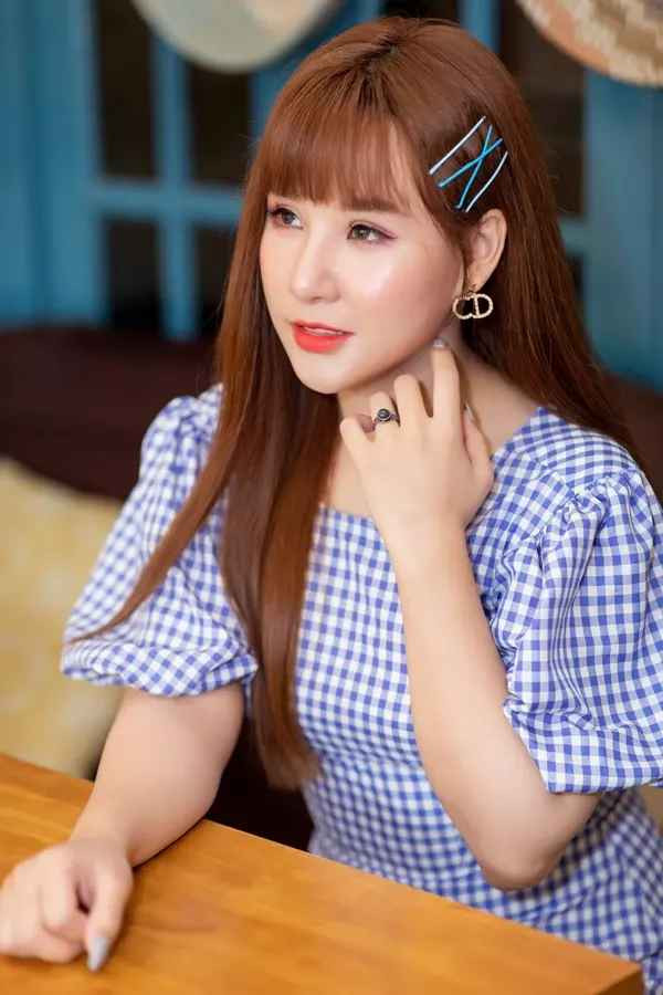 Trước hành động của Yến Tatoo, khán giả đều vô cùng phẫn nộ và cho rằng nữ ca sĩ có thể quyên góp tuỳ tâm, nhưng không thể có hành động được cho là "phông bạt" số tiền gửi đến bà con đang gặp khó khăn ở vùng lũ.