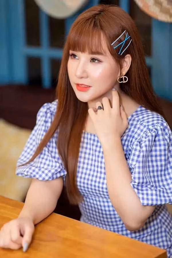 Trước hành động của Yến Tatoo, khán giả đều vô cùng phẫn nộ và cho rằng nữ ca sĩ có thể quyên góp tuỳ tâm, nhưng không thể có hành động được cho là "phông bạt" số tiền gửi đến bà con đang gặp khó khăn ở vùng lũ.