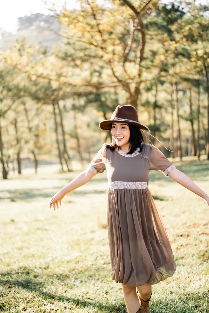 Chán hở hang phản cảm, Ngân 98 hóa "gái quê" lả lơi gây bão Chan ho hang phan cam, Ngan 98 hoa