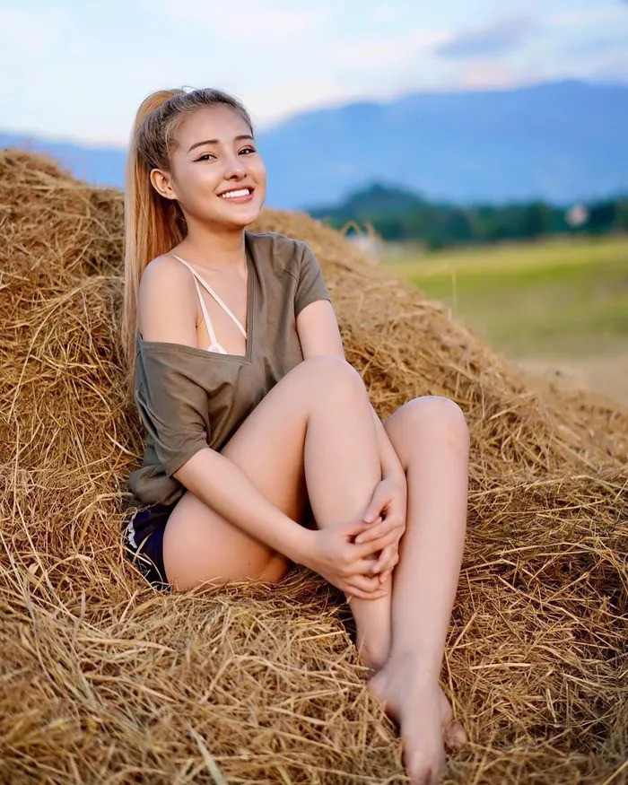 Thế nhưng mới đây, trên trang cá nhân bạn gái Lương Bằng Quang đã thu hút sự chú ý của mọi người khi chia sẻ hình ảnh diện đồ kín đáo hơn thường ngày, đã vậy cô còn đính kèm chú thích: "Gái quê".