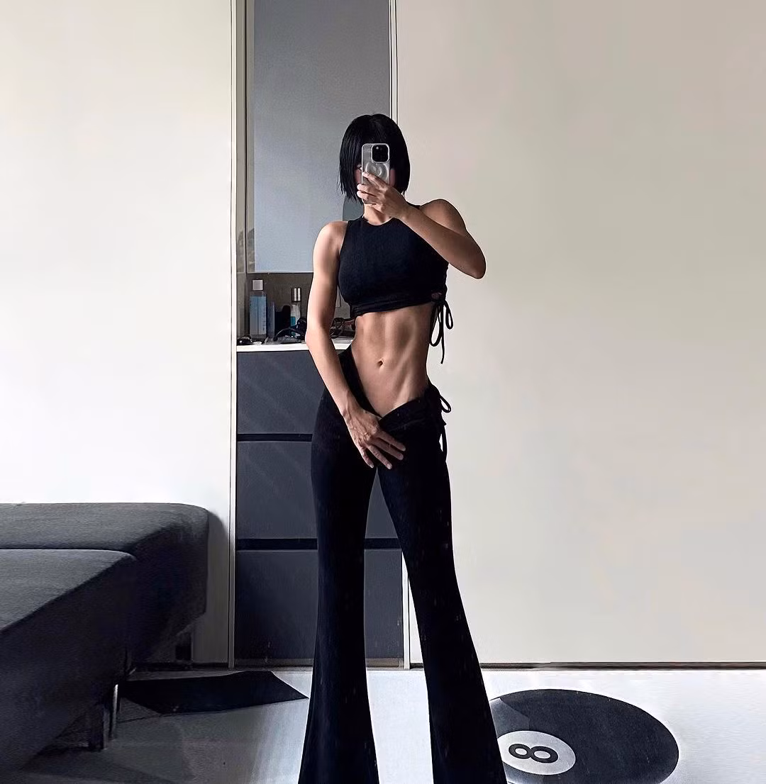 Mọi đường nét trên cơ thể của Khyunee đều toát lên sự săn chắc, không chút mỡ thừa với vòng 1 căng đầy, vòng 2 lộ rõ múi bụng và vòng 3 nẩy nở.