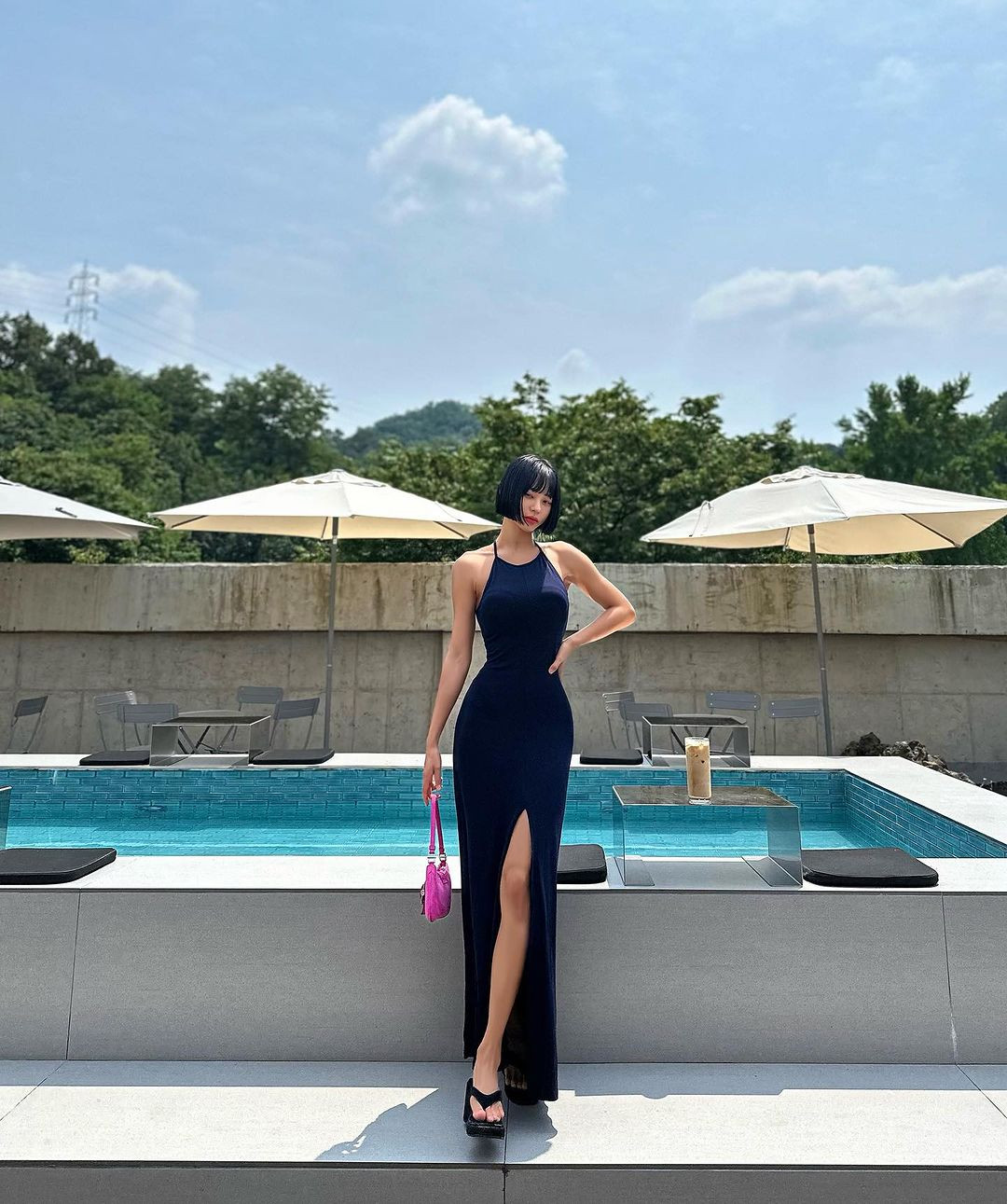 Vốn là người mẫu, blogger thể thao cho nên Khyunee thường xuyên chia sẻ kinh nghiệm tập luyện và các bài tập của mình trên trang cá nhân hơn 230 nghìn người theo dõi như nhảy dây, squat với tạ, chạy bộ,…