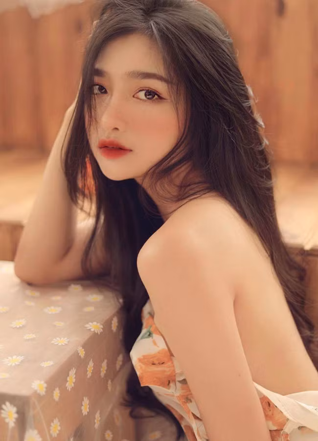 Khánh Linh gây ấn tượng với nhan sắc xinh đẹp, ngọt ngào cùng đường nét gương mặt thanh tú.