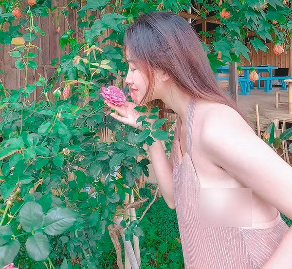 Ở ngoài đời, Khánh Linh cũng có gu ăn vận vô cùng bắt mắt, trong đó, phải kể đến trang phục cổ yếm, váy 2 dây khoe được xương quai xanh và lưng ong nõn nà.