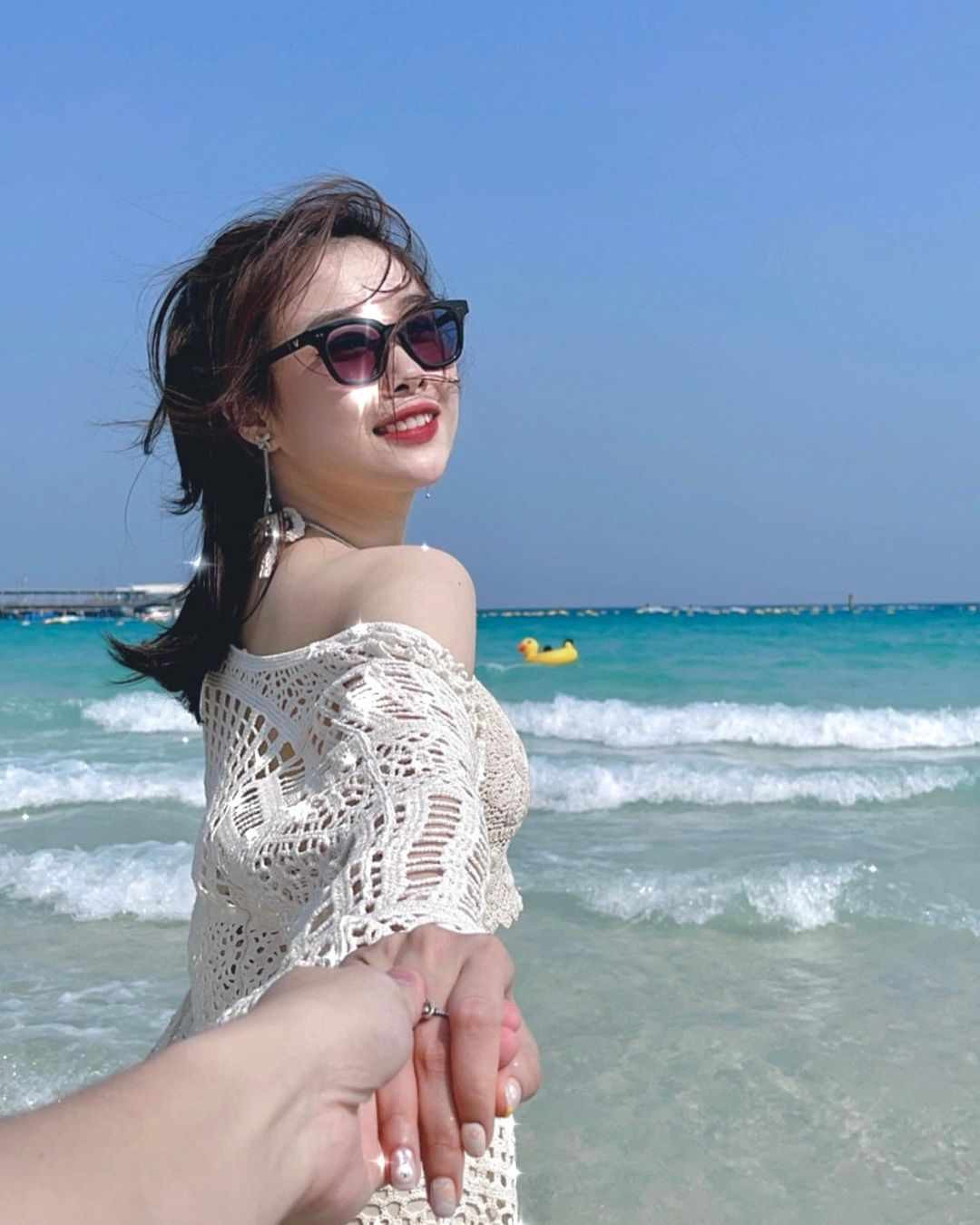 Trước đó, trên trang cá nhân Nhung Bum cũng nhiều lần úp mở về việc có người mới như việc check-in chàng trai dấu mặt tại các kì nghỉ.