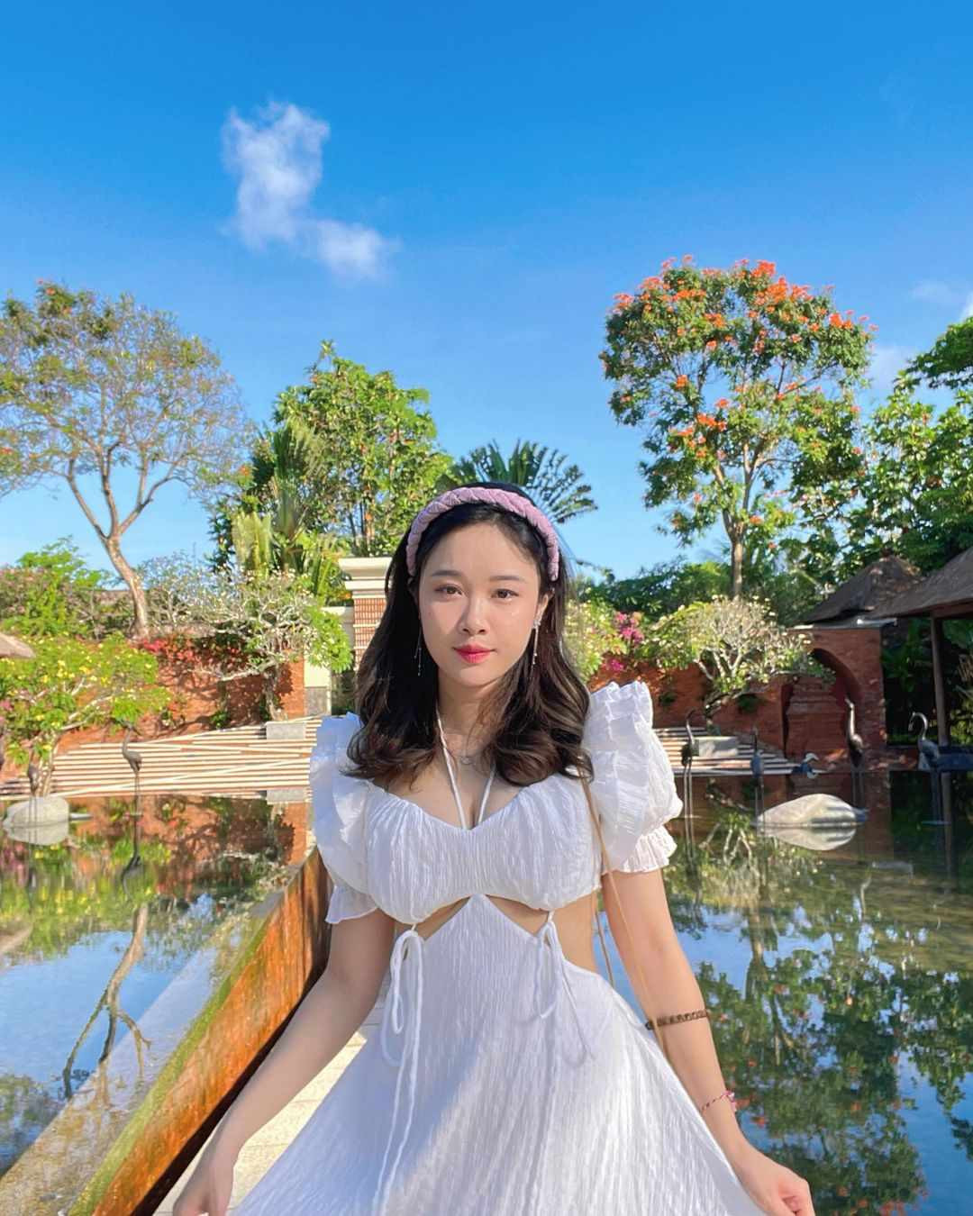 Từ đó đến nay đã gần 3 năm, Văn Toàn vẫn lẻ bóng một mình. Còn Nhung Bum có nhiều động thái có người mới. Nhưng tuyệt nhiên, cô nàng không công khai danh tính có "đối tác".